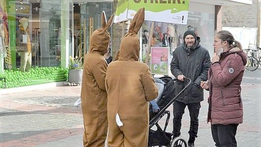 Im vergangenen Jahr haben menschliche Osterhasen in Aurich auf die Produktionsbedingungen für Kakao aufmerksam gemacht. Foto: Archiv