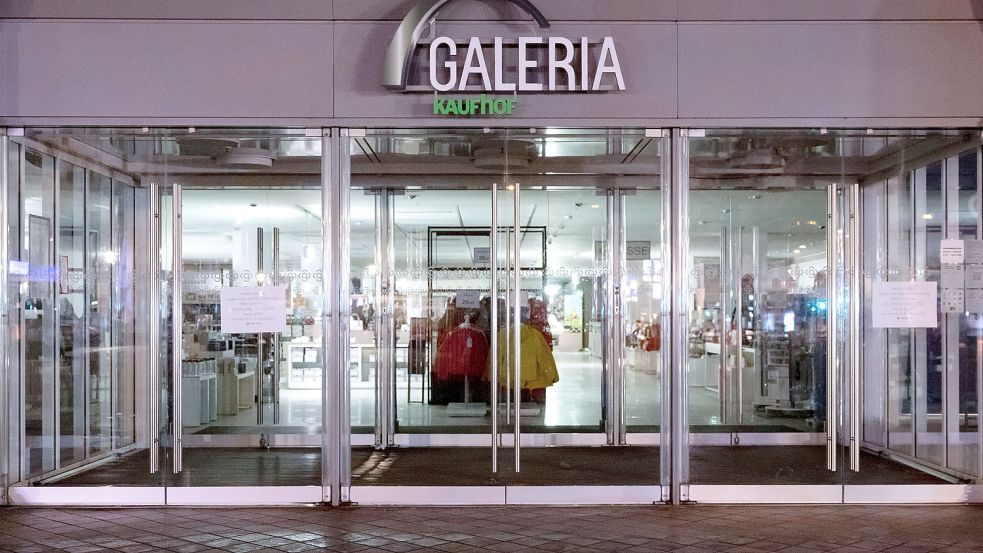 Die Beschäftigten des insolventen Warenhauskonzerns Galeria Karstadt Kaufhof sollen dauerhaft auf Lohn verzichten. Foto: dpa/Sven Hoppe