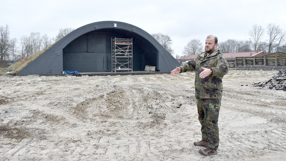 Frank Hiob ist als Infrastrukturoffizier zuständig für den Umbau des Geschwader-Flugplatzes in Wittmundhafen. Hier steht er vor einem Shelter, wo künftig die Eurofighter untergebracht werden. Foto: Hochmann