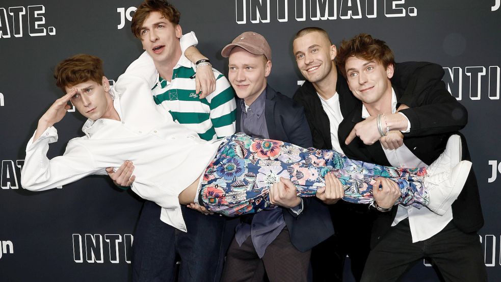 Schauplatz der Interview-Blamage: Max Mattis, Bruno Alexander, Leonard Fuchs und Emil Belton tragen Oskar Belton beim Fotocall zur Comedyserie „Intimate“ im Berliner Zoopalast. Foto: dpa