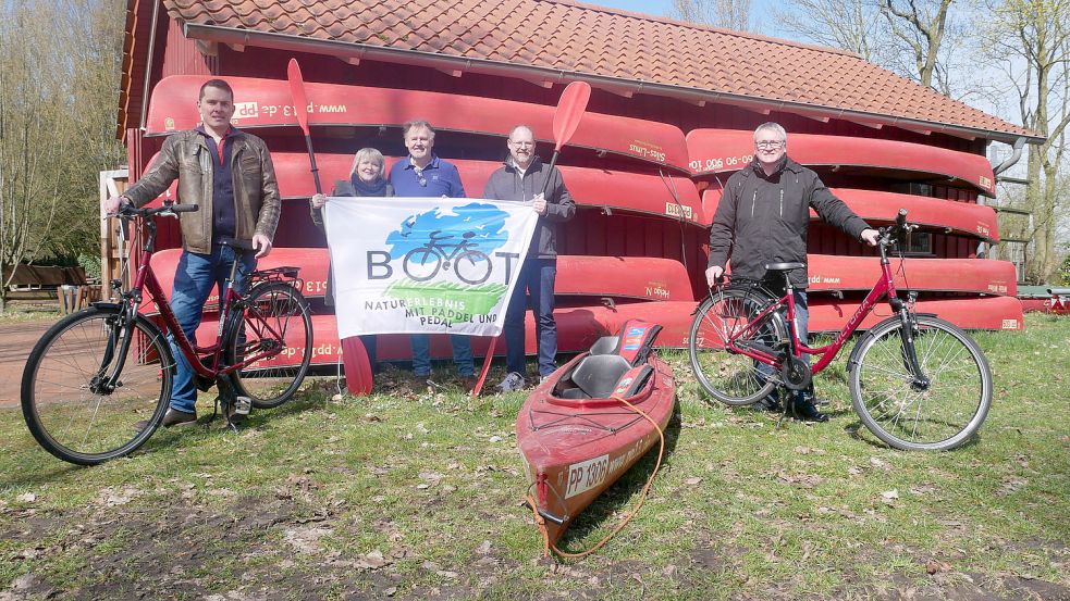 Sie freuen sich auf den Saisonstart (von links): Fachbereichsleiter Arno Ewen von der Touristik GmbH, das Betreiber-Ehepaar Michaela und Jens Riemann, Bürgermeister Thomas Otto und Geschäftsführer Kurt Radtke von der Touristik GmbH. Foto: Kruse