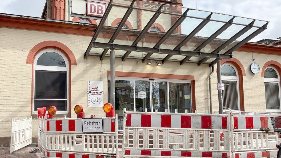 Der Eingang zum Bahnhof in Leer ist derzeit abgesperrt. Foto: Kierstein