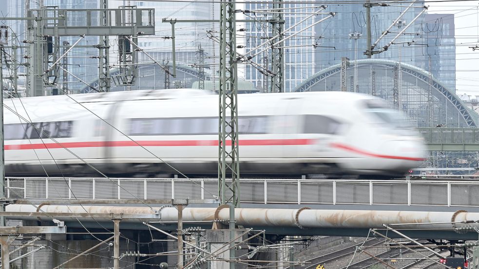 Wer mit dem Deutschlandticket und Fernverkehrszügen fahren will, stößt oft auf Buchungsprobleme. Foto: dpa/Arne Dedert