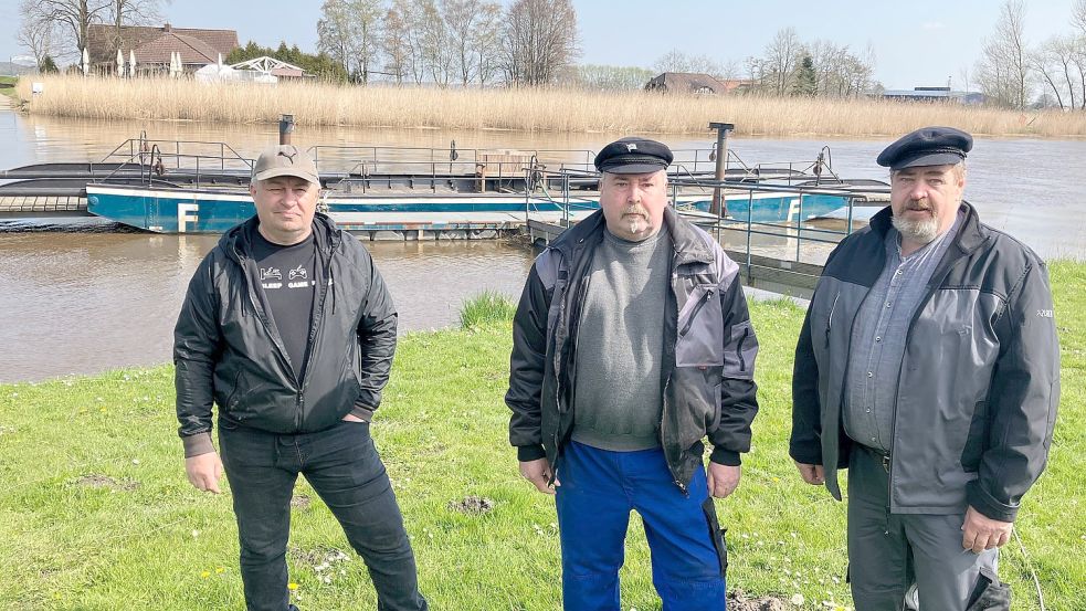 Die drei neuen Fährleute Vitalii Dunets (von links), Hans-Dieter „Hansi“ Koopmann und Volker Ploeger bereiten sich auf die Saison vor. Foto: Kierstein