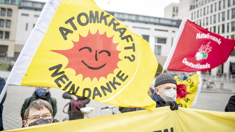 Aktivisten nehmen an der Aktion „EU-Taxonomie retten: Kein Ökolabel für Gas und Atom!“ mit einem Banner mit der Aufschrift „Atomkraft nein danke“ vor der französischen Botschaft am Pariser Platz teil. Foto: Sommer/dpa