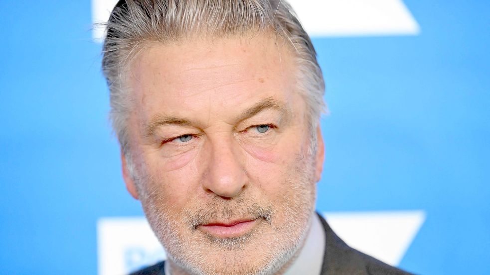 US-Schauspieler Alec Baldwin wurde wegen tödlichen Schüssen auf eine Kamerafrau wegen fahrlässiger Tötung angeklagt. Foto: ANGELA WEISS