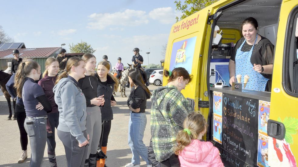 Beim Reitstall Smidt in Bingum macht der Eisbulli immer freitags Station und wird von den Reiterinnen sehnlich erwartet. Das Eis aus der Waffel ist besonders beliebt bei den Kindern. Foto: Wolters