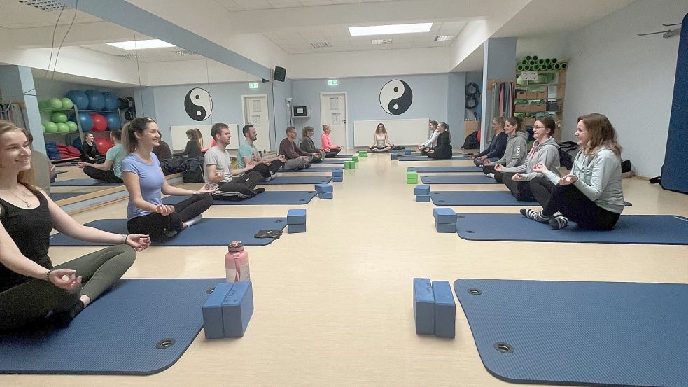 Die Mitarbeiter der Raiffeisen-Volksbank Aurich haben kürzlich Yoga in ihrer Pause am Mittag ausprobiert – und fühlten sich anschließend wacher und lockerer. Fotos: privat