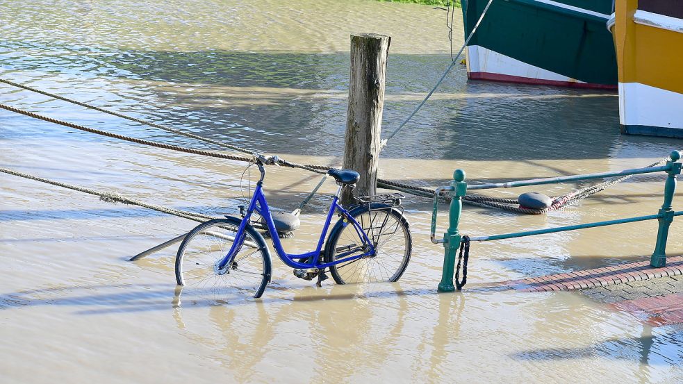 Hochwasser im Hafen von Greetsiel. Dieses Bild ist Anfang des Jahres entstanden. Foto: Archiv/Wagenaar