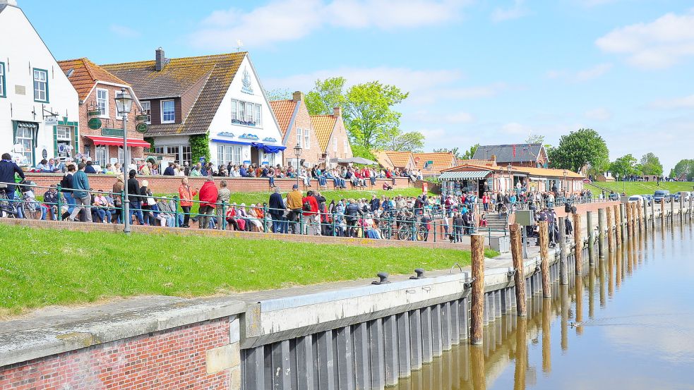 Ein Blick in den Hafen von Greetsiel. Zum Zeitpunkt des Fotos lagen keine Kutter im Hafen. Doch wäre in dem Fischerdorf auch so viel los, wenn sie für immer fort blieben? Foto: Wagenaar