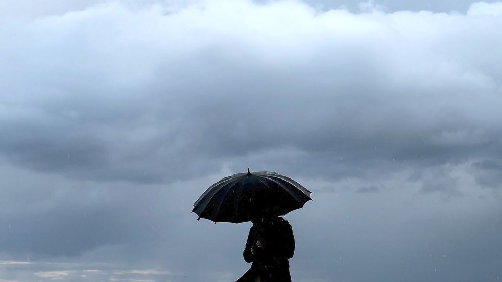 Der Wetterbericht sieht für die kommenden Tage Wolken, Regen und teils sogar Gewitter vor. Foto: dpa/Valery Hache