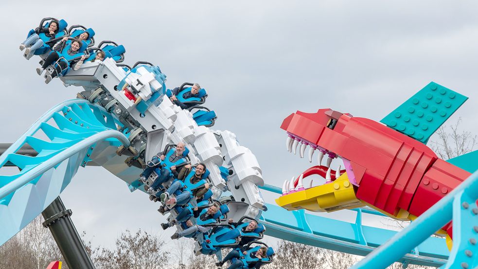 Mehr als 15 Millionen Euro wurden Freizeitpark Legoland Deutschland in den neuen Themenbereich „Mythica“ samt Achterbahn investiert – für die Top 10 hat es laut „Travelcircus“ trotzdem nicht gereicht. Foto: dpa/Stefan Puchner