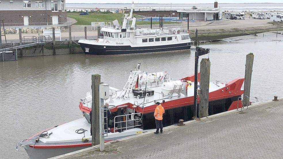 Die neue Schnellfähre „Watt Sprinter“ (vorne) liegt im Hafen von Harlesiel. Foto: Deutsche Bahn