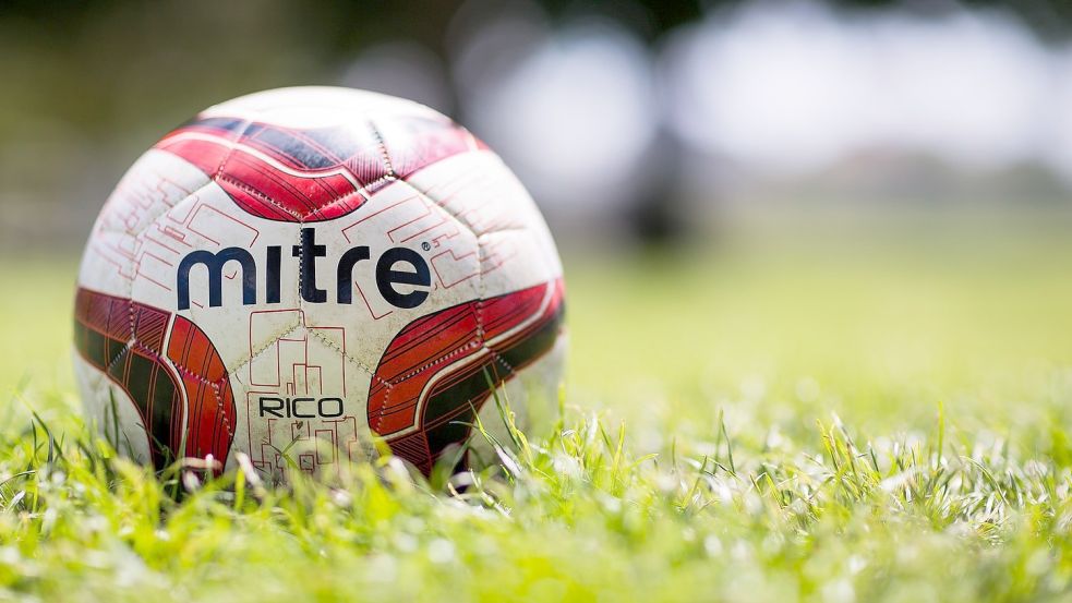 Der Ball zwischen dem SV TiMoNo II und SV Leybucht roll nun nochmal von vorne. Die 87 gespielten Minuten reichen nicht für eine Spielwertung. Foto: Symbolbild