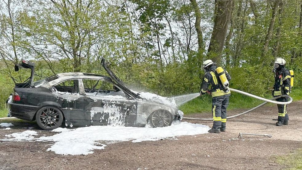 Die Feuerwehr konnte das brennende Auto zügig löschen. Foto: Harms/Feuerwehr