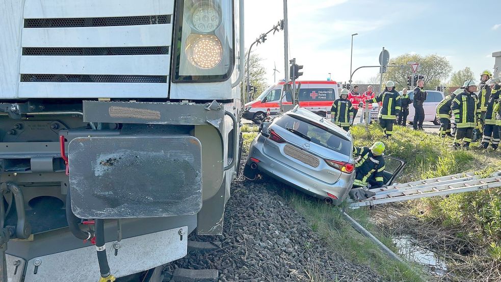 Die Feuerwehr befreite eine 58-jährige Emderin aus ihrem Fahrzeug. Sie war nach dem Zusammenstoß mit einem Güterzug in dem Wagen eingeklemmt. Foto: Feuerwehr