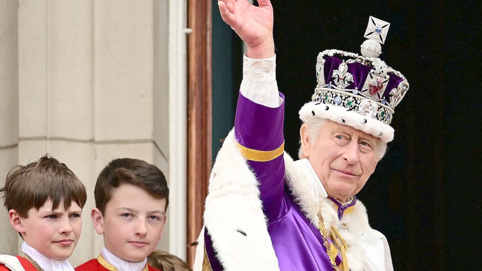 King Charles III winkt vom Balkon des Buckingham Palace. Foto: Leon Neal / POOL / AFP)