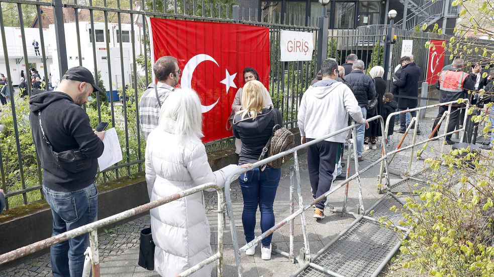 Rund 1,4 Millionen Türken in Deutschland sind zur Wahl aufgerufen. Seit Ende April können sie Ihre Stimme abgeben. Foto: imago imagos/ Jochen Eckel