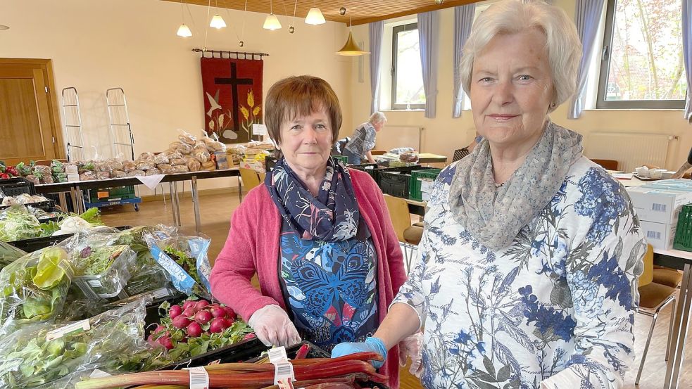 Renate Gödecke und Engeline Müller (rechts) helfen seit einigen Jahren in der Tafel in Hesel. Foto: Nording