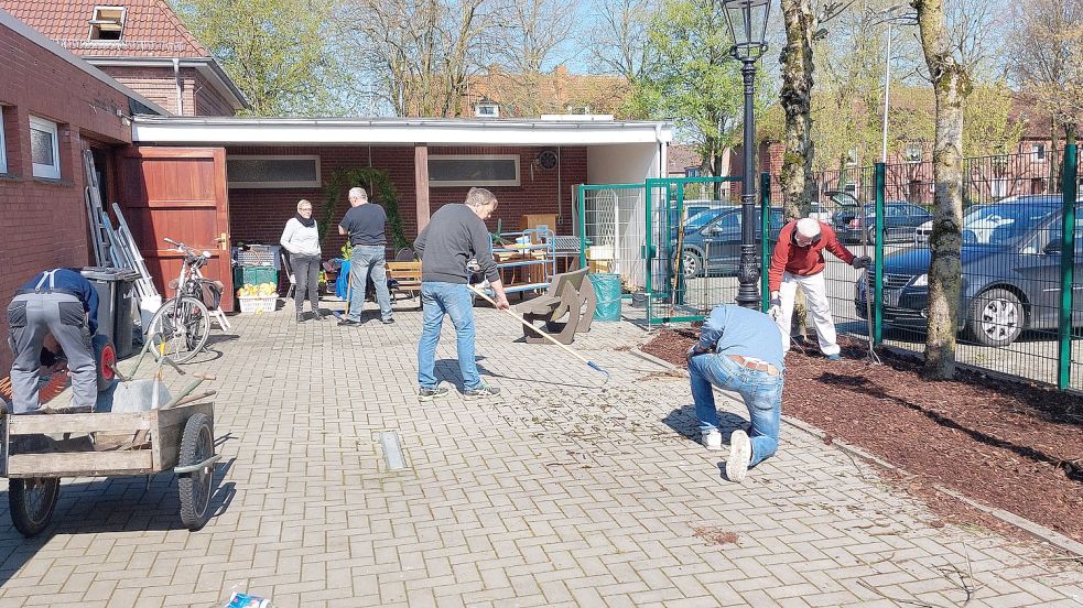 . . . ging es im Außenbereich dem Unkraut an die Wurzel. Fotos: privat