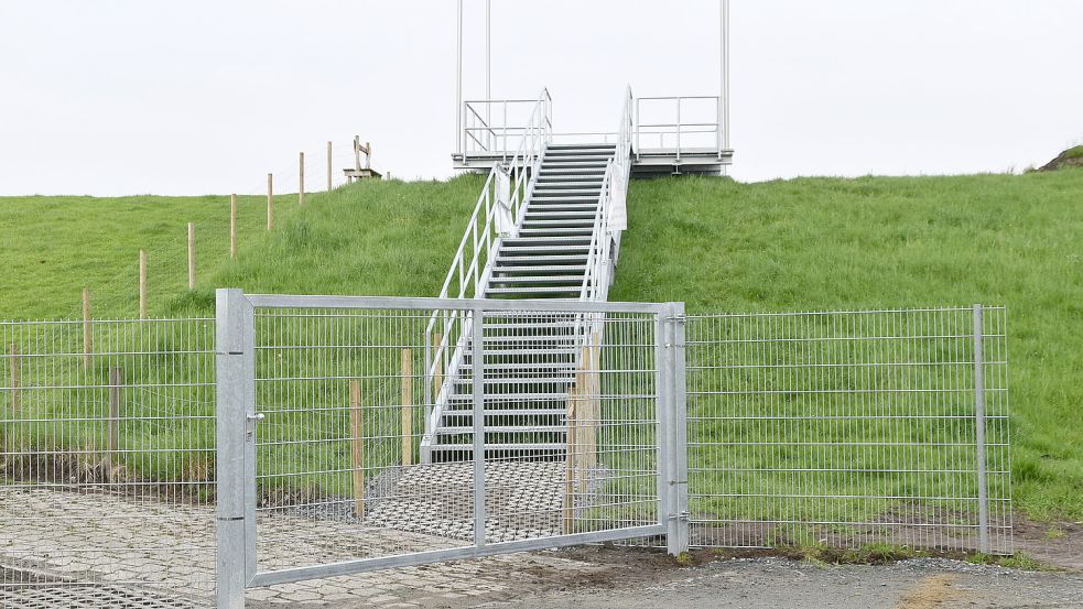 Wer von der Fährhausstraße direkt zur Plattform fährt, der steht vor einem großen Tor, das verschlossen ist. Wer auf die Aufsichtsplattform möchte, der muss einen Umweg in Kauf nehmen. Foto: Ammermann