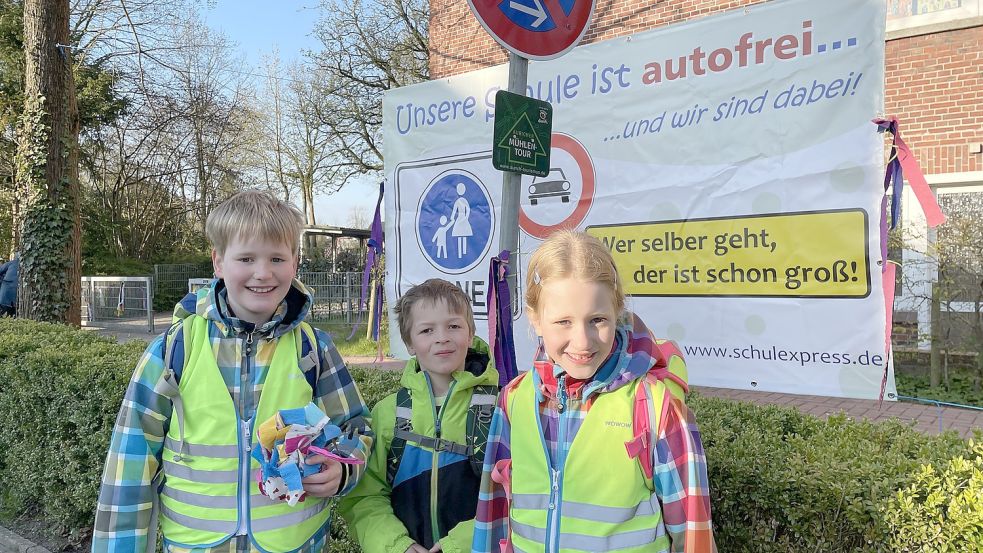 Jonah, Freddy und Jara sind am Dienstag sicher in der Reilschule angekommen. Fotos: Boschbach