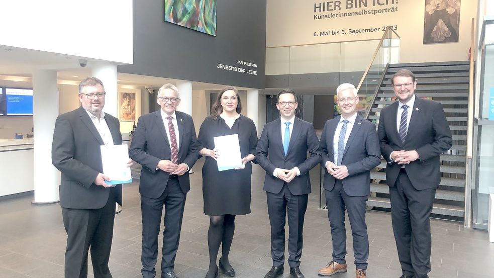 Die Vertreter aus von Politik, Verwaltung und Kunsthalle: Michael Kühn (von links), Olaf Meinen, Lisa Felicitas Mattheis, Falko Mohrs, Matthias Groote und Tim Kruithoff unterschrieben den Fördervertrag. Foto: Oltmanns