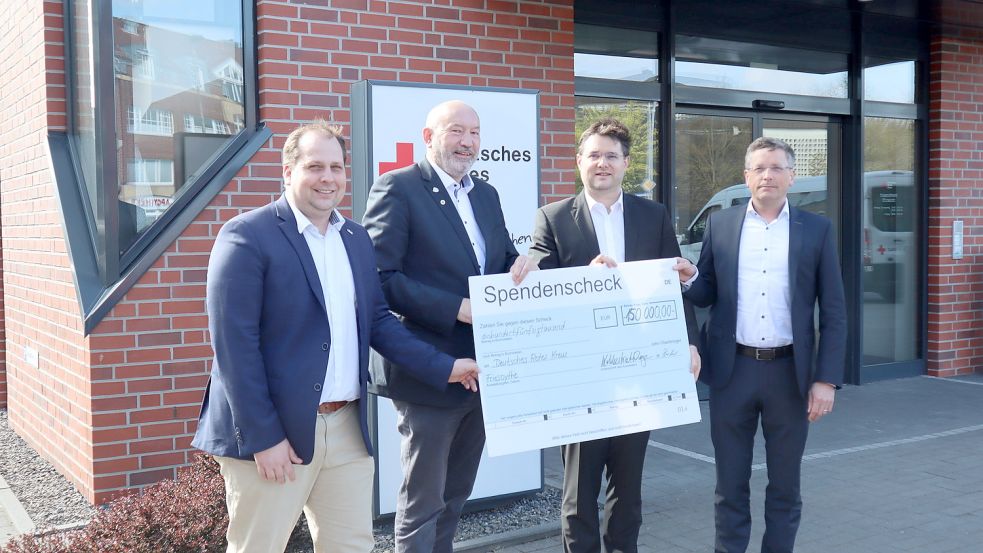 Spendenübergabe an das Deutsche Rote Kreuz (von links) Jan Hoffmann, Bernhard Möller, Dr. Hendrik Coldenstrodt-Ronge, Joachim von Bredow. Foto: DRK-Kreisverband Cloppenburg/Nolting