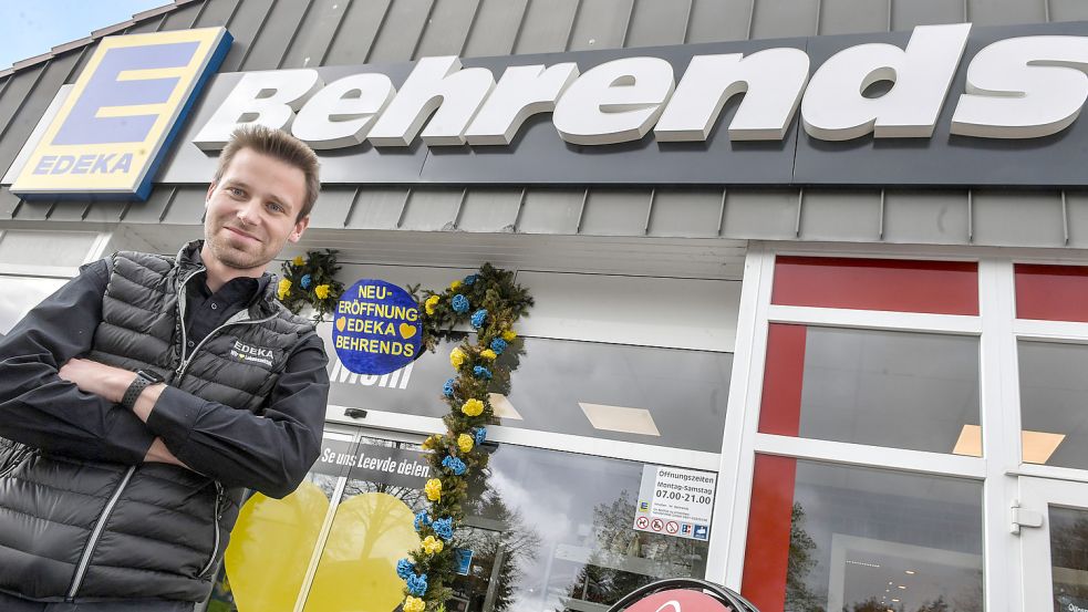 Zur Neueröffnung hat Wilko Behrends einen Bogen in den Farben von Edeka erhalten. Fotos: Ortgies