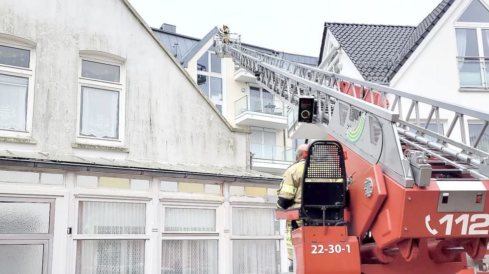 Gleich zwei Fahrzeuge mussten für die Rettung der Möwe anrücken. Foto: Feuerwehr Norderney