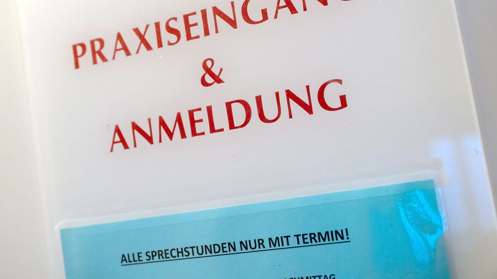 Ostfriesland ist verschiedentlich mit Ärzten überversorgt – monatelange Wartezeiten auf Termine gibt es trotzdem. Symbolfoto: Kneffel/dpa