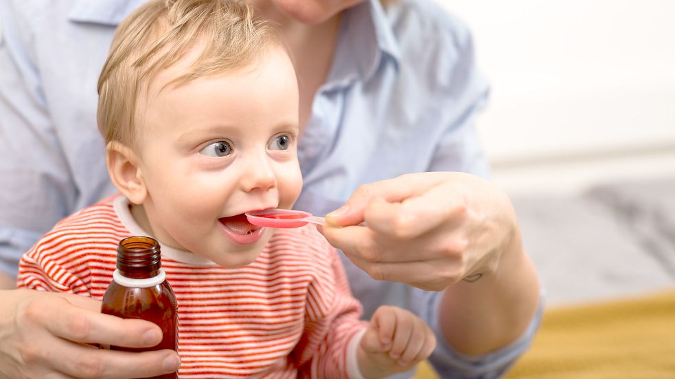 Manche Medikamente für Kinder sind aktuell bundesweit knapp. Einige Apotheken rühren daher selber Fiebersäfte an. Foto: Dejan Dundjerski