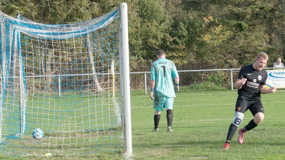 Ball im Netz, Malte Maas jubelt: Ein gewohntes Bild in der Ostfrieslandklasse B. Foto: Lohmann