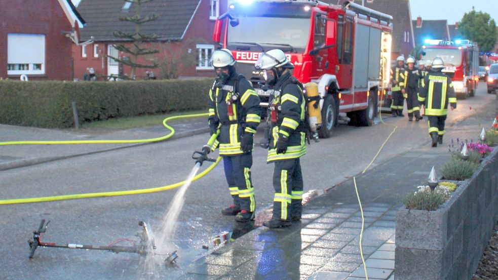 Die Wehren mussten einen brennenden E-Scooter-Akku löschen. Foto: Rand