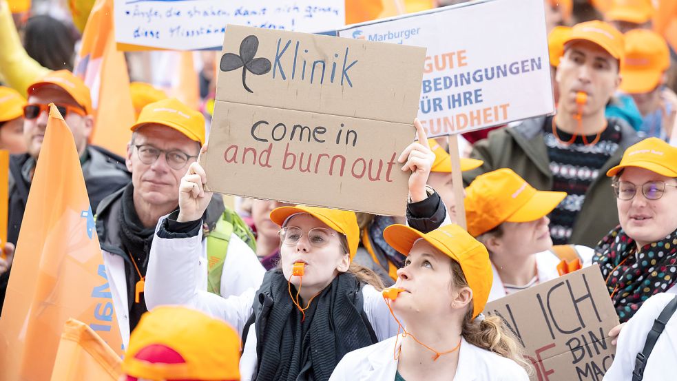 Ärzte in kommunalen Kliniken erhalten ab Juli mehr Gehalt. Foto: dpa/Sven Hoppe