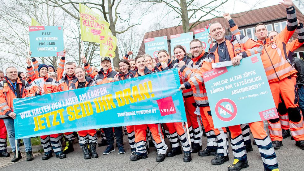 Ostfriesische Rettungskräfte kämpfen für bessere Arbeitsbedingungen – wie im März in Westerstede. Es geht ihnen unter anderem um eine Reduzierung der Arbeitszeit. Derzeit liegt sie bei rund 200 Stunden im Monat – und trotzdem sind noch Zusatzdienste fällig. Sonst müssten noch mehr Rettungsdienst-Fahrzeuge in Ostfriesland abgemeldet werden. Archivfoto: Dittrich/dpa