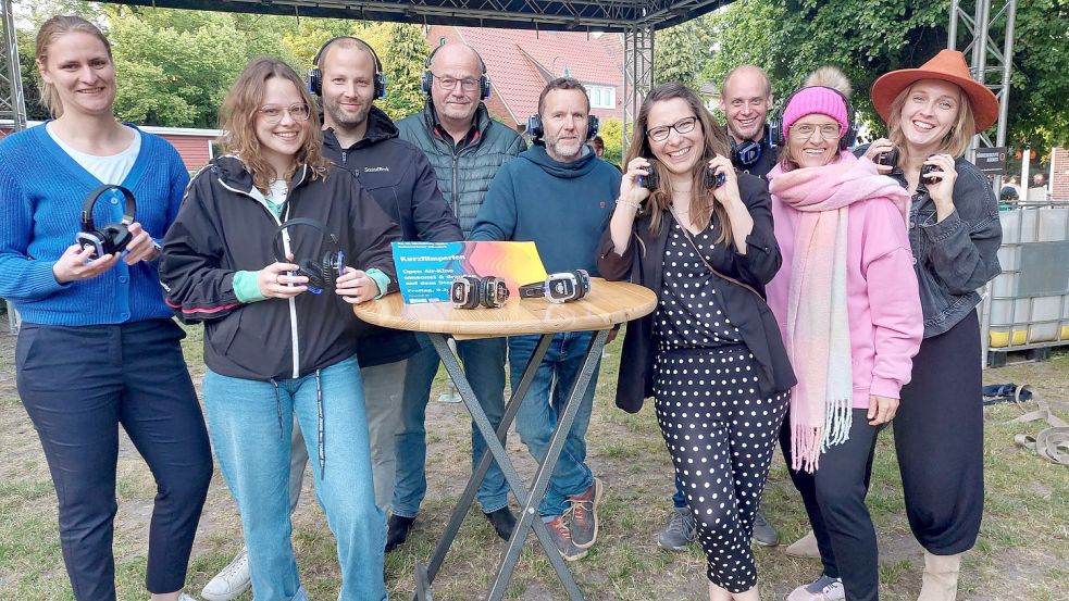 Martje Merten (links) vom Stadtmarketing und Jens Friesenborg (Mitte) vom Café Einstein halfen am Dienstagabend dem Filmfest-Team um Festivalleitung Nora Dreyer (Vierte von rechts) und Edzard Wagenaar (Vierter von links) dabei, die Silent-Kino-Anlage auszutesten. Fotos: Hanssen