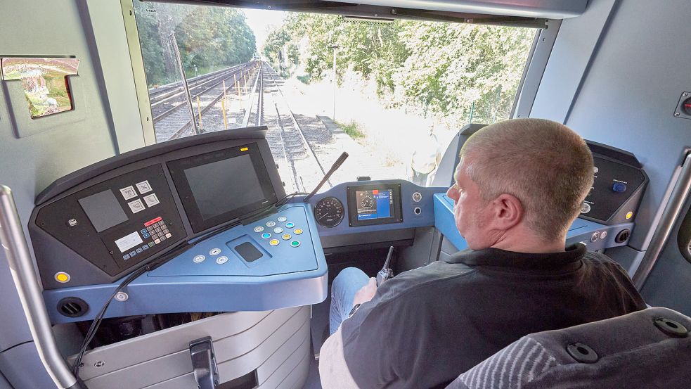 Die U-Bahn rollt, der Computer steuert, und der Fahrer lässt die Hände von den Instrumenten. Foto: Georg Wendt/dpa