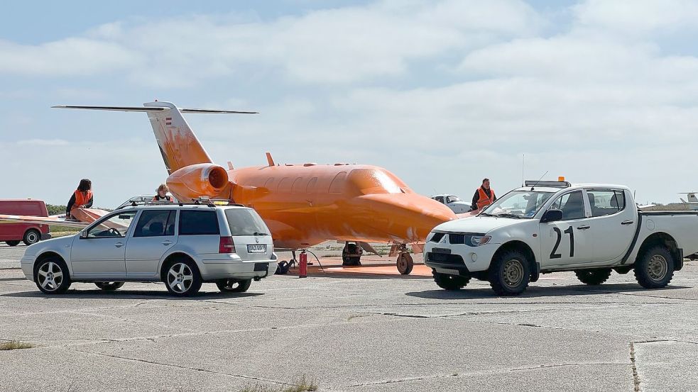 Der besprühte Privatjet am Dienstag auf dem Sylter Flughafen soll jetzt repariert werden. Foto: Julius Schreiner/TNN/dpa