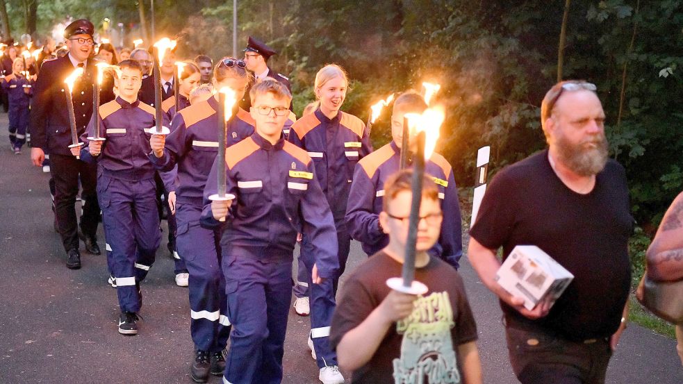 Zum Auftakt des Feuerwehrfestes gab es einen Fackelumzug durch das Dorf. Foto: Stromann