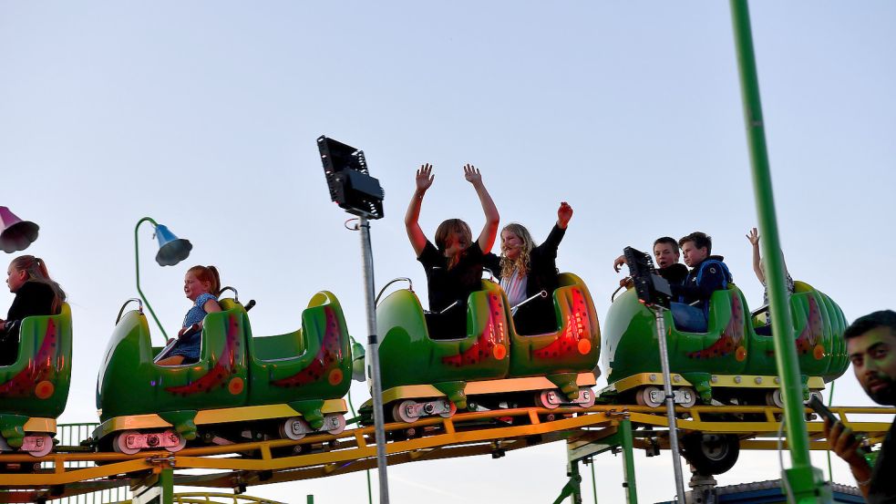 Auf dem Feuerwehfest gibt es auch eine Achterbahn. Foto: Stromann