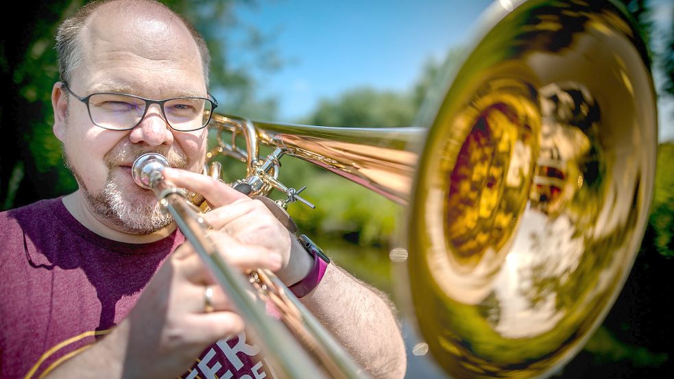 Hayo Bunger setzt beruflich wie privat gern das Mundstück der Posaune an, um Musik zu machen. Foto: Cordsen