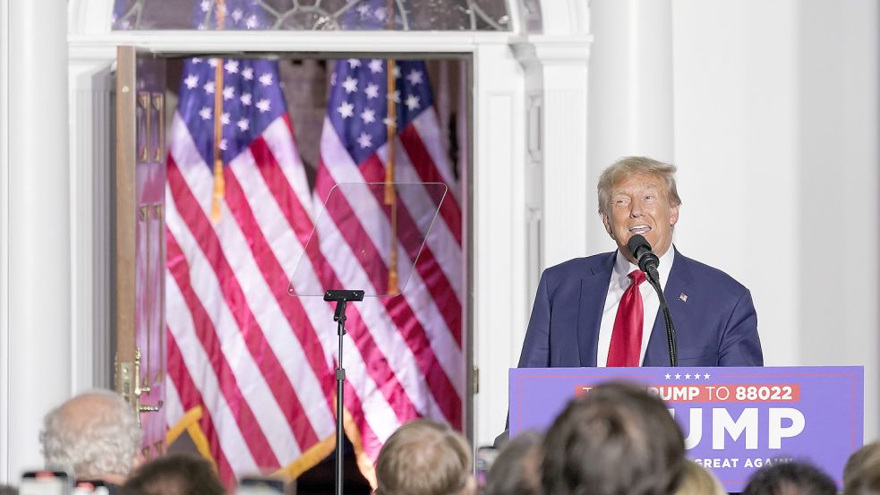 Donald Trump spricht im Trump National Golf Club Bedminster in New Jersey zu seinen Anhängern nachdem er von seinem Gerichtstermin in Miami zurück ist. Foto: dpa/AP/Mary Altaffer