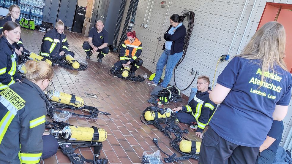 In der Halle der Feuerwehrtechnischen Zentrale in Leer wurde den Frauen erklärt, wie die Atemschutz-Ausrüstung angezogen und getragen wird. Anschließend gingen sie damit auf die Übungsstrecke. Fotos: privat