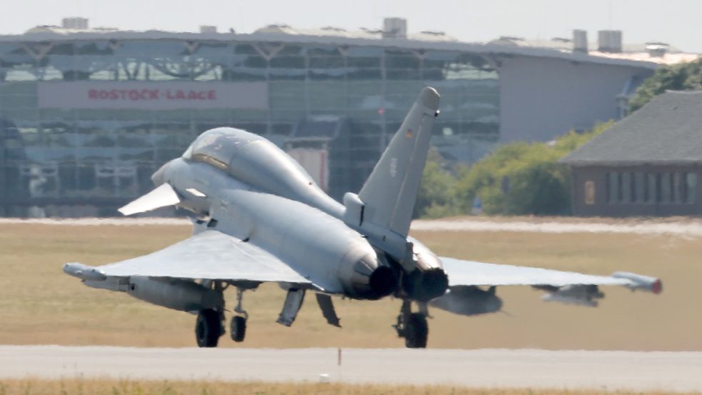 Dieser Eurofighter ist für „Air Defender 23“ am Flughafen Rostock-Laage gestartet. Foto: Wüstneck/DPA