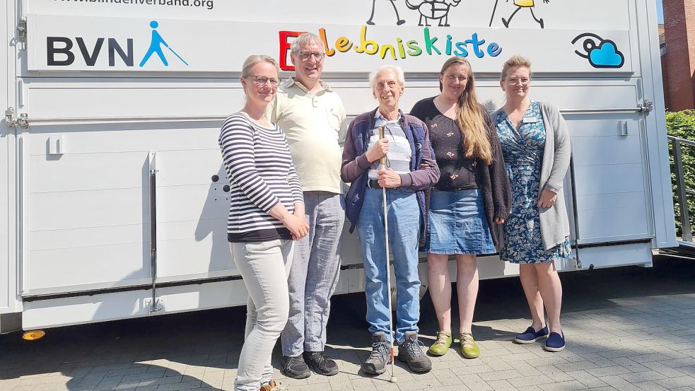 Vor der Erlebniskiste stehen die Mitwirkenden: Ina Engelhardt (von links), Uwe Aßmann, Jürgen Franke, Andrea Sweers und Miriam Dolezal. Fotos: Cordes