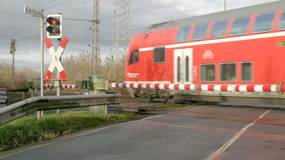 Ein Zug der Bahn passiert Oldersum. Foto: Klöker/Archiv