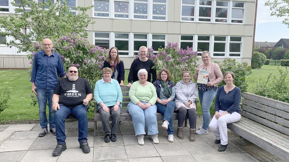 Hans-Günther Düring (Schulhaus Borssum, von links), Gerold Düselder, Vera Schreiber (beide Ehrenamt Schulhaus), Wilma Wermuth (Fachdienstliche Leiterin Gemeinwesen), Ingrid Schipper (Ehrenamt), Kerstin Snacker (Leiterin Gesundheit und Soziales), Elena Gut (Schulhaus), Katharina Michels (Schulhaus), Elke Jessen (Ehrenamt) und Alide Wessels (ehemalige Mitarbeiterin Schulhaus) setzen sich für das Schulhaus ein. Foto: Oltmanns