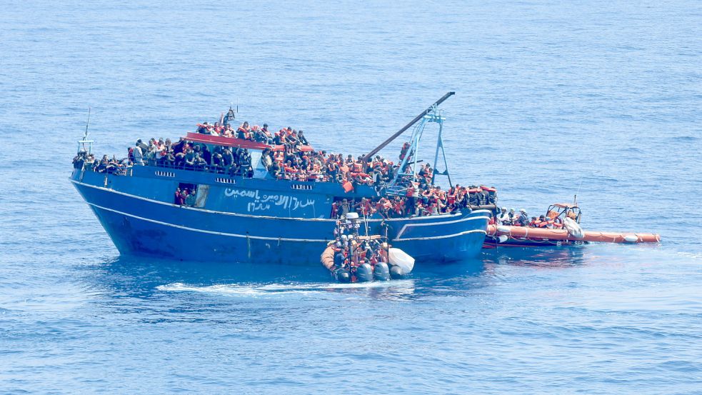 Verschiedene Seenotrettungsorganisationen versuchen, die Zahl der Toten im Mittelmeer zu bekämpfen. Hier retten Mitarbeiter der Organisation Ärzte ohne Grenzen mehr als 600 Flüchtlinge von einem Boot in Seenot. Foto: dpa/MSF