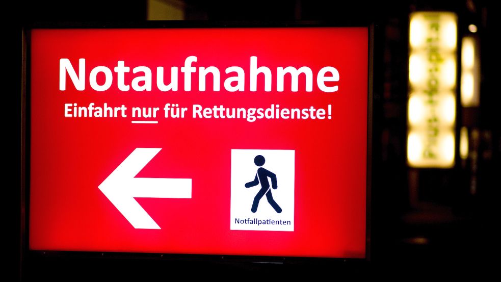 Ostfriesische Rettungsdienste sind praktisch täglich damit konfrontiert, dass ostfriesische Kliniken ihre Intensivstationen abgemeldet haben – und damit signalisieren, dass sie keine neuen Notfall-Patienten dort aufnehmen können. Symbolfoto: Dittrich/dpa